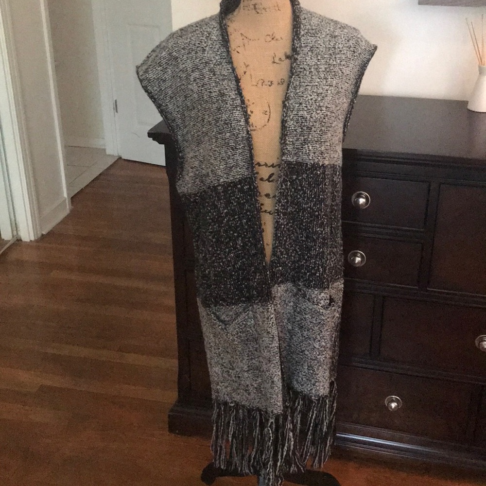 Sleeveless bottom fringe cardigan